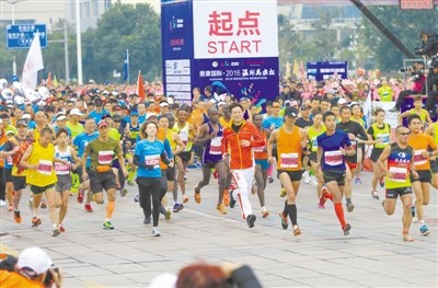 中國僑網昨天,,萬名馬拉松參賽者匯成奔跑的人群,,一路向前。當日,,2016溫州馬拉松在溫州市區(qū)舉行,,11353名運動員參加了全程馬拉松,、半程馬拉松、迷你馬拉松和家庭跑等四項比賽,。 蘇巧將 楊冰杰 攝