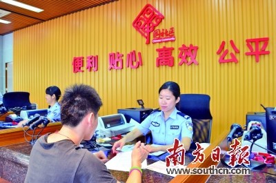 中國(guó)僑網(wǎng)江門已建成覆蓋市、縣(區(qū)),、鎮(zhèn)(街),、村四級(jí)、全市統(tǒng)一的“邑門式”公共服務(wù)綜合管理平臺(tái),。全澤超 攝