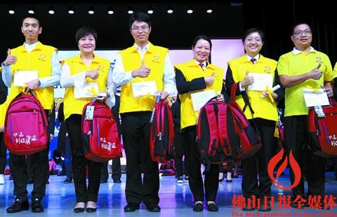 中國僑網(wǎng)五星志愿者獲頒榮譽(yù)證書,。/佛山日?qǐng)?bào)記者甘建華攝