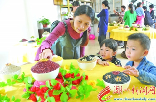 中國(guó)僑網(wǎng)第三屆省級(jí)非物質(zhì)文化遺產(chǎn)饒平彩青習(xí)俗文化節(jié)吸引了不少群眾前來參觀,圖為一位家長(zhǎng)正詳細(xì)地為小朋友介紹采青這門非遺項(xiàng)目,。本報(bào)記者 陳宏文 攝