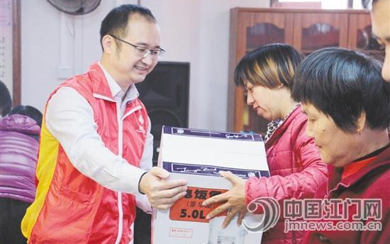 中國僑網(wǎng)江門市福彩中心主任陳威雄為幫扶對象送上“禮物”。