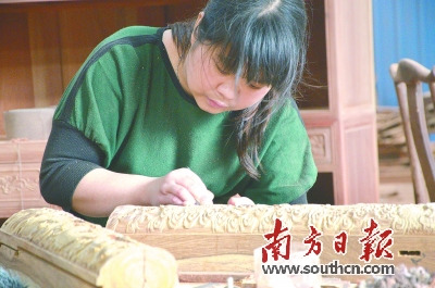 中國(guó)僑網(wǎng)新會(huì)傳統(tǒng)家具制作工藝需要更多具有創(chuàng)新能力的傳承人才,。潘偉珊 攝