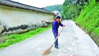 中國僑網(wǎng)自新時(shí)期精準(zhǔn)扶貧工作開展以來,,潮安區(qū)文祠鎮(zhèn)赤水村各項(xiàng)精準(zhǔn)扶貧工作有序推進(jìn),,村容村貌得到明顯改善,。 本報(bào)記者 陳宏文 攝