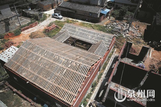 中國僑網(wǎng)俯看重建中的土樓