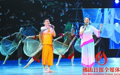 中國(guó)僑網(wǎng)在順德演藝中心,,佛山原創(chuàng)男女聲對(duì)唱咸水歌《對(duì)花》精彩演唱,,并獲得金獎(jiǎng)。首屆廣東省民歌民樂(lè)大賽12月6日~8日在順德舉行,,我市還有原創(chuàng)民樂(lè)合奏《珠江源》以及將順德非遺“龍舟說(shuō)唱”重新編曲的男女聲重唱《順德正嘢逐個(gè)數(shù)》獲得金獎(jiǎng),。/佛山日?qǐng)?bào)記者鄭奕純攝
