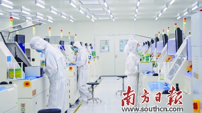 中國僑網(wǎng)江門引進好的項目、形成良好的創(chuàng)業(yè)創(chuàng)新氛圍,,離不開高層次人才的支撐,。圖為企業(yè)研發(fā)現(xiàn)場。 潘偉珊 攝