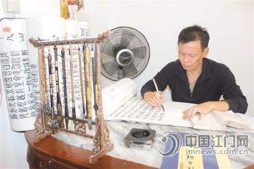 中國僑網(wǎng)馬叔正在認(rèn)真書寫《三國演義》,。