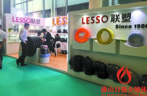 中國(guó)僑網(wǎng)佛企嗅到投資迪拜商機(jī)。圖為在BIG5展會(huì)上,,聯(lián)塑集團(tuán)展廳吸引外商前來(lái)洽談,。/佛山日?qǐng)?bào)記者韋文毅攝