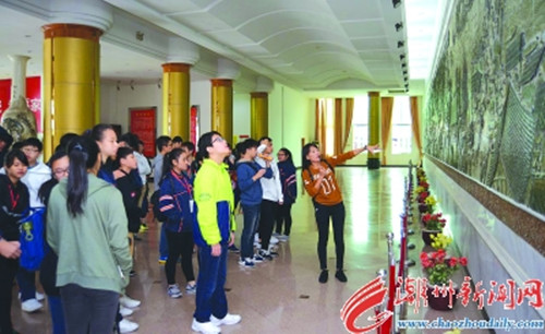 中國僑網(wǎng)香港學(xué)生在中國瓷都陳列館參觀,。
