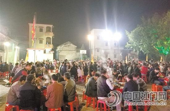 中國(guó)僑網(wǎng)龍口牛肉美食節(jié)當(dāng)晚共擺宴席120席,,1000多人共同品嘗美味牛肉,。