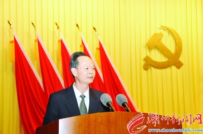 中國僑網(wǎng)李水華代表十三屆市委向大會作報告,。 本報記者 陳宏文 攝