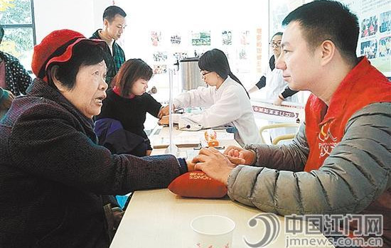 中國僑網(wǎng)“邑家園”實(shí)現(xiàn)服務(wù)就在“家門口”,。圖為甘化邑家園舉辦義診活動(dòng),。