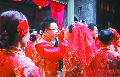 中國(guó)僑網(wǎng)昨日(12月18日),,在佛山嶺南天地舉行的“嫁娶屋”民俗集體婚禮上,新人們?cè)诤冉槐啤?佛山日?qǐng)?bào)記者陳浩森攝
