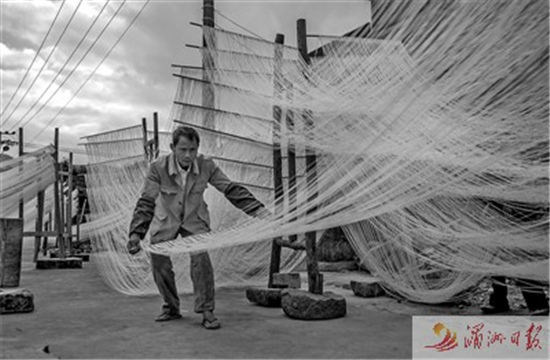 中國(guó)僑網(wǎng)圖為村民正在制作線面,。