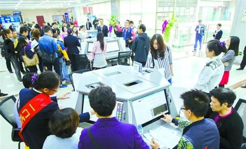 中國(guó)僑網(wǎng)12月19日,,在禪城區(qū)政府行政服務(wù)中心魁奇路大廳,,市民正在使用禪城區(qū)一門式自助填表系統(tǒng),。/佛山日?qǐng)?bào)記者周春攝