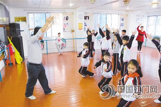 中國僑網伍光明在輔導紅豆班學員,。