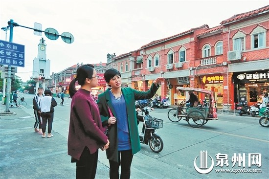 中國(guó)僑網(wǎng)周盈盈(右)向記者講述在西街的童年記憶 (戴涵琦 攝)