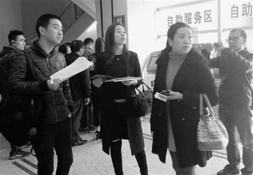 中國僑網(wǎng)經(jīng)過咨詢和協(xié)商,買家王先生最終與房東齊女士(右二)解除了交易合同,。 王益敏 攝