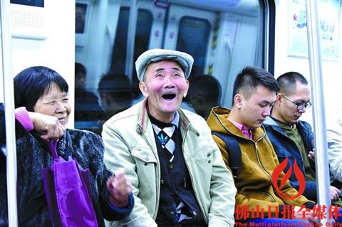 中國僑網(wǎng)市民開心乘車,。/佛山日報(bào)攝影俱樂部江光華攝