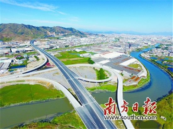 中國(guó)僑網(wǎng)從空中俯瞰潮惠高速鳳塘入口,。