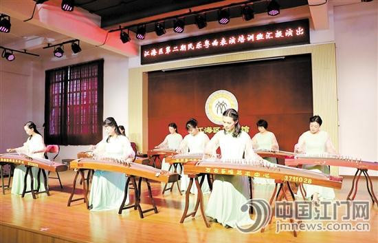 中國(guó)僑網(wǎng)江門江海區(qū)粵曲表演培訓(xùn)班學(xué)員演奏粵曲《鳳陽(yáng)花鼓》。