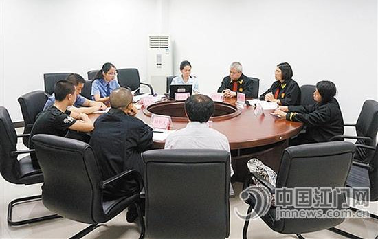 中國僑網(wǎng)江門市檢察院未檢辦成立后,首次派員出席一起未成年人刑事案件的庭審,。該案件采用“圓桌審判”方式,,未成年被告人與審判人員,、公訴人、辯護人,、法定代理人同坐一桌,,通過控、辯,、審,、法定代理人四方合力對未成年人被告人進行幫教和感化,緩解了嚴(yán)肅緊張的法庭審理氣氛,。