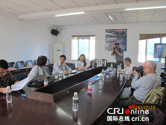 中國僑網(wǎng)文昌市常務(wù)副市長鄭有雷接受CRI記者組采訪 攝影:魏敏華