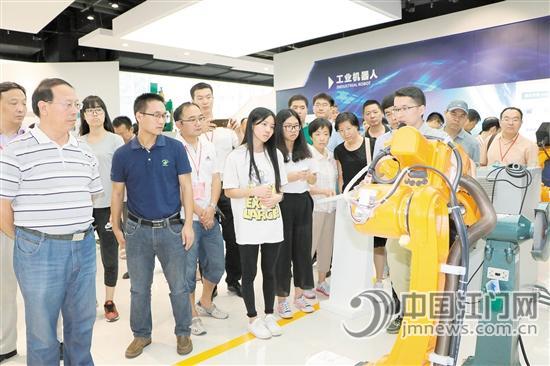 中國(guó)僑網(wǎng)去年江門市成功舉辦了宣傳展示江門市小微雙創(chuàng)成效的青創(chuàng)周活動(dòng),,圖為與會(huì)嘉賓參觀者江門市小微雙創(chuàng)產(chǎn)品,。 唐達(dá) 攝
