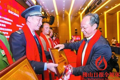 中國僑網(wǎng)佛山市委常委、宣傳部部長郭文海為行政服務(wù)榜12強頒獎。 /佛山日報記者張弘弢實習生楊偉健攝