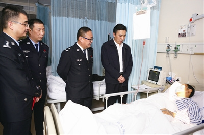 中國僑網(wǎng)市委常委,、公安局長羅杰前往醫(yī)院看望慰問患病住院的禁毒民警王煥樂,反復(fù)叮囑他要安心養(yǎng)病,,保重身體,,鼓勵(lì)他要保持信心,戰(zhàn)勝病魔,。