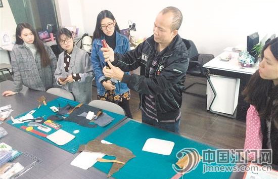 中國僑網(wǎng)近年來,五邑大學(xué)大力加強(qiáng)校企合作,,建設(shè)高水平工科大學(xué),。圖為學(xué)生在五邑大學(xué)麗明珠實(shí)踐教育基地實(shí)習(xí)。資料圖片