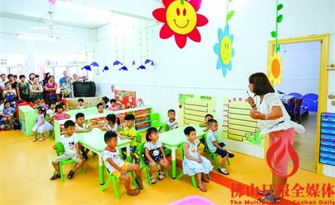 中國(guó)僑網(wǎng)高明機(jī)關(guān)幼兒園內(nèi),,幼師正在給小朋友們上課,。(資料圖片) /佛山日?qǐng)?bào)記者黎漢沿?cái)z