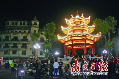 中國僑網(wǎng)剛完成修復(fù)的中山紀(jì)念亭成為城市“新亮點(diǎn)”,吸引不少市民前來觀賞拍照。楊立軒 攝