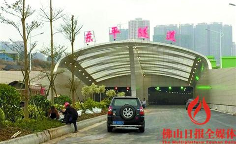 中國僑網(wǎng)隧道入口處,,工作人員正在進(jìn)行綠化整修施工,。/佛山日報(bào)記者黃才文攝