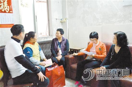 中國僑網(wǎng)江門市慈善會和愛心企業(yè)將“小心愿”送入困難家庭。