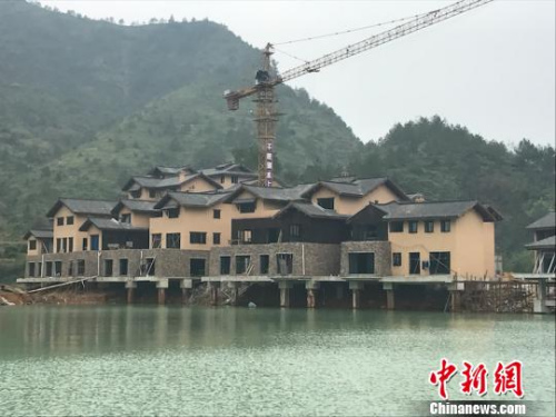 中國僑網(wǎng)千峽湖生態(tài)旅游度假區(qū)。青田旅委提供