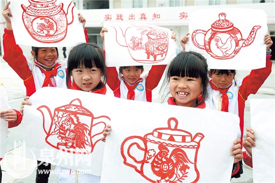 中國(guó)僑網(wǎng)百“壺”“雞”祥 張九強(qiáng) 攝