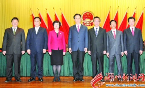 中國(guó)僑網(wǎng)1月16日下午,潮州市人民政府市長(zhǎng)殷昭舉(中)和各位新當(dāng)選的副市長(zhǎng)與全體代表見(jiàn)面,。 本報(bào)記者 陳宏文 攝