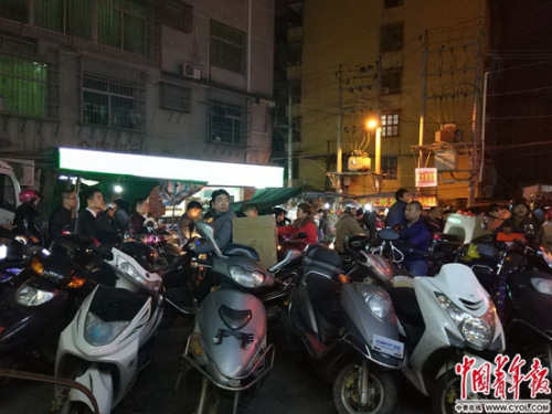 中國僑網(wǎng) 1月11日23時許,與安福電商城一條馬路之隔的某地下倉庫路口,,來此提鞋,、送鞋的商家騎著摩托車,路口一時擁堵,。中國青年報·中青在線記者 盧義杰/攝