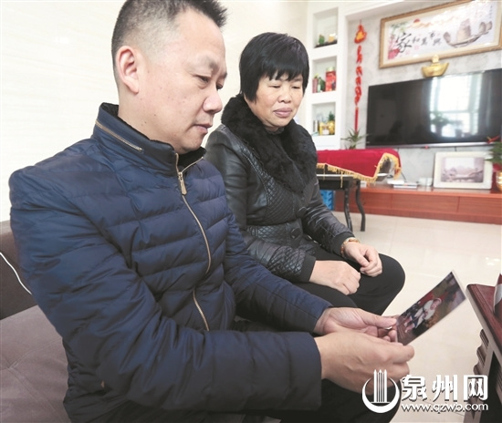 中國僑網(wǎng)夫妻倆拿起兒子的唯一照片仔細(xì)端詳