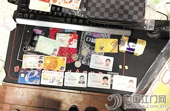 中國(guó)僑網(wǎng)警方在“1元木馬”案中繳獲的用于作案的銀行卡和身份證,。