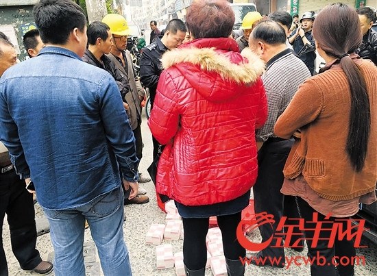 中國(guó)僑網(wǎng)路過(guò)事發(fā)地的熱心市民發(fā)現(xiàn)后立即報(bào)警,,并在現(xiàn)場(chǎng)看守等候民警到場(chǎng)處理