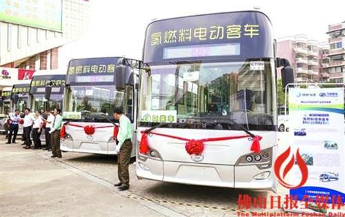 中國(guó)僑網(wǎng)2016年9月28日,,全國(guó)首條氫能源城市公交車示范線路開通儀式在佛山三水區(qū)舉行,,首條氫能源公交線路,、12輛氫能源公交車投入使用,。(資料圖片) /佛山日?qǐng)?bào)記者陳浩森攝