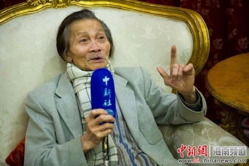 中國僑網(wǎng)資料圖:羅門接受中新社記者采訪,。 駱云飛 攝