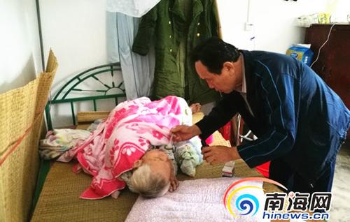 中國僑網(wǎng)在龍滾敬老院里,,謝月瓊照顧難以行動的“老鄰居”盧漢雄,。南海網(wǎng)記者 高鵬 攝