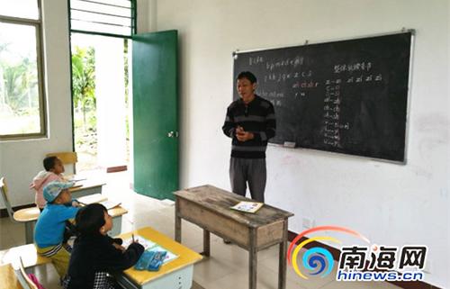 中國僑網(wǎng)吳光明給孩子們上課,。南海網(wǎng)記者 高鵬 攝
