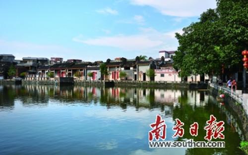 中國僑網(wǎng)松塘村區(qū)氏祠堂前是一片池塘,。