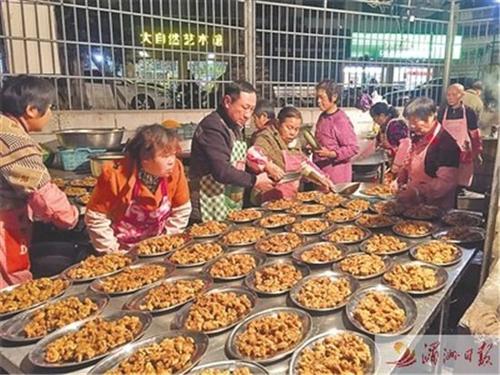 中國(guó)僑網(wǎng)尾牙宴后廚雖人聲嘈雜,,但卻井然有序。