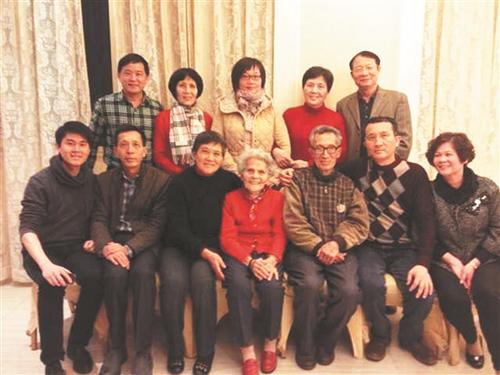 中國(guó)僑網(wǎng)與部分晚輩的合影,,期待今年能拍四世同堂全家福(受訪者供圖)