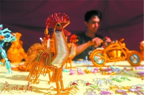 中國(guó)僑網(wǎng)手工制作的一只只雄雞好威武,。